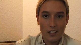 Blondes 18yo 18 year old fingert sich auf einer Couch