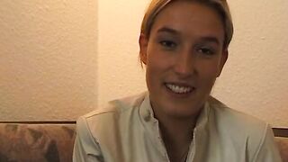 Blondes 18yo 18 year old fingert sich auf einer Couch