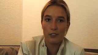 Blondes 18yo 18 year old fingert sich auf einer Couch