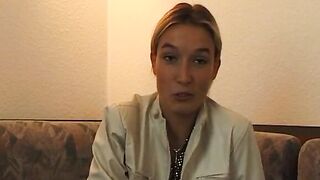 Blondes 18yo 18 year old fingert sich auf einer Couch