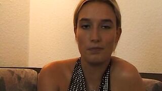 Blondes 18yo 18 year old fingert sich auf einer Couch