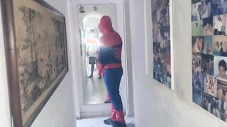 Fell on the net!!! Melissa Devassa shows Spider-Man her spider
