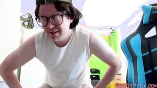 Amateur gets finger bang and blows
