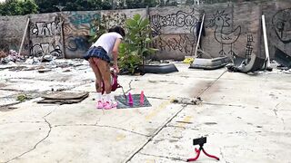 Sorprendida masturbándose en un lugar abandonado