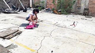 Sorprendida masturbándose en un lugar abandonado