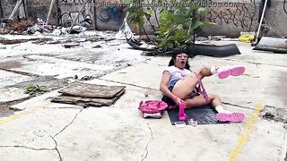 Sorprendida masturbándose en un lugar abandonado