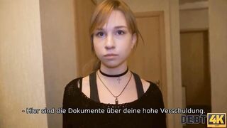 DEBT4k. Mann kommt zum jugendlichen russischen Schuldner und bohrt shaved