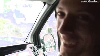 Geile Anhalterin fickt mit deutschem Typ im Bumsbus Public
