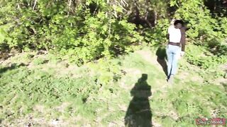 Young women give a oral sex to her friend into a outdoors park!