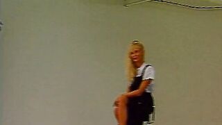 Blonder Engel zieht sich fuer dich aus