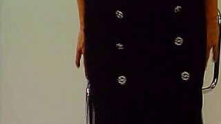 Blonder Engel zieht sich fuer dich aus