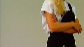 Blonder Engel zieht sich fuer dich aus