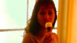 Eiscreme und ein heisser Striptease