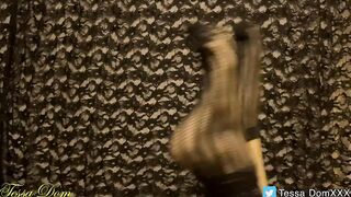 Mexican Tessa Dominatrix give an pretty toes performance