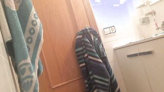 How I enjoy inside the toilet with my vibrator into