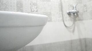I TAKE THE CAMERA TO THE WC AND PLAY WITH MY CUNT AND LONG BOOTY