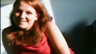Curvy 18 Yo dreht ihren ersten eigenen Pornofilm zu Hause