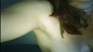 Curvy 18 Yo dreht ihren ersten eigenen Pornofilm zu Hause