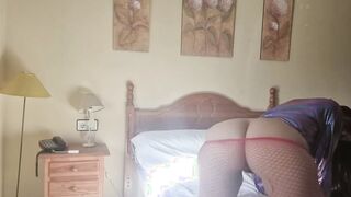Latina’s huge booty into daddy’s room