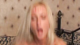 Blonde schlampe im ehebett gefickt