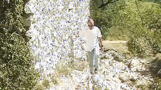 Im den Ruinen im Wald wollte die Schlampe gefickt werden
