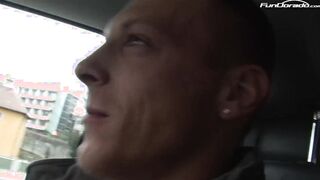 Dicke titten Cougar im Bumsbus durchgebumst - wackel titten