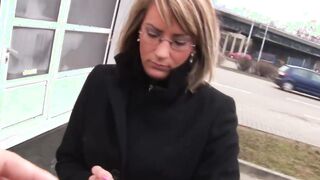 Martina steigt into Bumsbus und wird zerfickt
