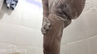 Amateur oriental cunt with mouth inside soapy shower