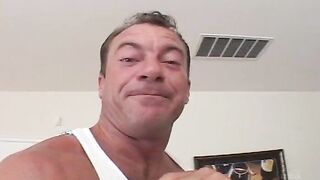 Long Jugs 19 Year Old freut sich auf ein Schwanz