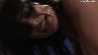 Schwarzhaarige Milf praesentiert mir ihre geile dicken Titte