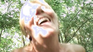 Blonde Goddess Omi fickt Outside im Wald