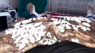 I masturbate snatch while the masseuse offer a grind