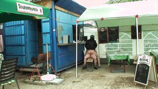 Outdoors am Imbissstand gefickt