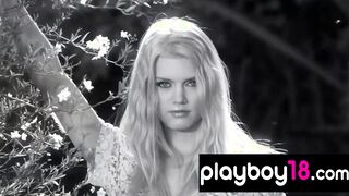 Huge boobed all natural naked blondie Jennifer Pershing shows her