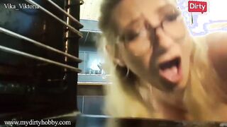 Big Tit Vika Viktoria Gets Stuck Into The Oven Gets Her Twat