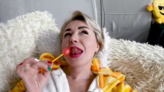 Cougar gets a penis into the booty and squirts