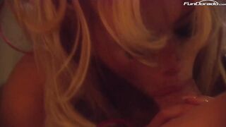Was braucht die Hottie Blondine?