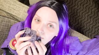 Raven tries toes