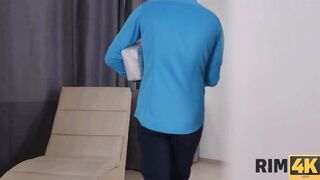 RIM4K. Handsome dude makes move on courier who happily licks
