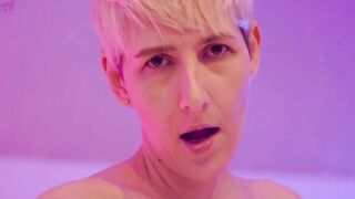 She spreads her Vagina for the first time! Short Hair mom