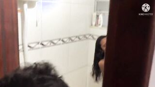 Tio espiã sobrinha tomando banho ela gostou e acabou dando
