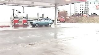 An der Tankstelle Leder Lady aufgegabelt