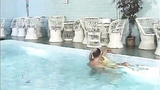 Das waere es doch jetzt - heisse Braut im Pool gefickt