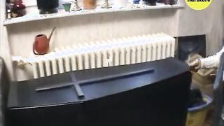 Gerichtsvollzieher Schmitz klopft heute bei Angie an