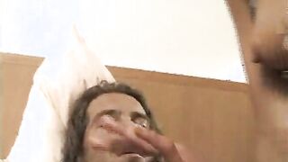 Guck mal, wie geil er mich into den Arsch fickt
