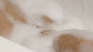 Very Hottie cunt with mouth Masturbates And Dig Bubble Bath Tub