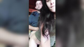 Il me baise discretement sur la table de la cuisine