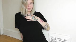 HOT INKED BIMBO FUCKS HER VAGINA AND BOOTY AT THE SAME TIME