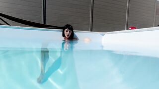 Masturbation et doigtage de cul aquatique