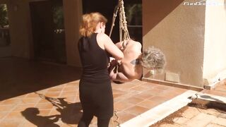BONDAGE FETISH einfach die Oma mal aufgehaengt